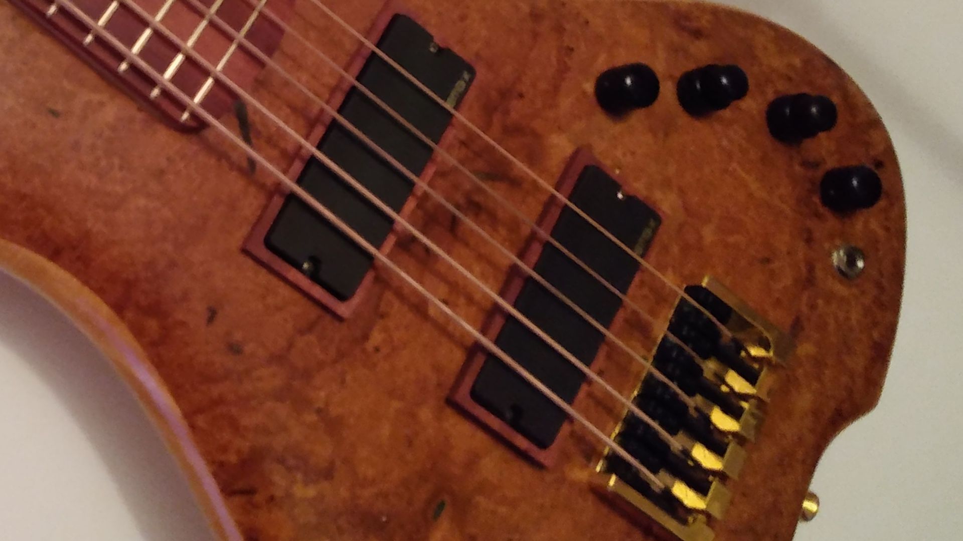 Exploring Bass Pickups: Active vs. Passive for Your Perfect Sound