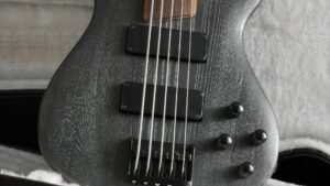 electric bass guitar strings